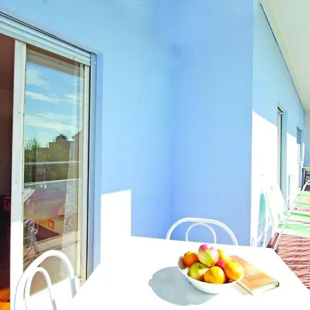 Charming In With Free Parking And Near The Sea