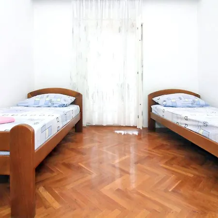 Charming In With Free Parking And Near The Sea Tisno
